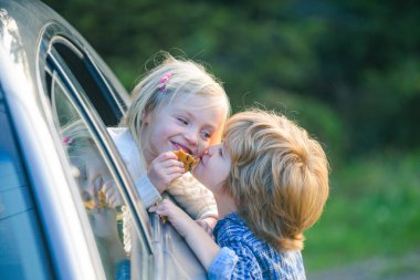 Romantik çocukların Sevgililer Günü 'nde randevusu var. Sevgililer Günü teması. Sevgililer Günü tebrik kartı. Komik çocuklar. En İyi Sevgililer Günü Fikri.