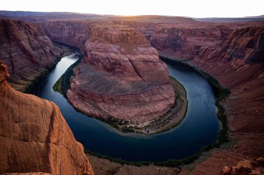 Horseshoe Bend 'in güzel manzarası. Panoramik At Nalı Kıvrımı. Kanyon Macerası Seyahat Rahatlama Konsepti.
