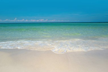 Reklam metniniz veya tanıtım içeriğiniz için fotokopi alanı olan turkuaz suyu olan güzel deniz manzarası.