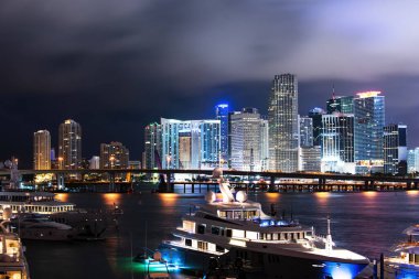 Miami, Florida, Biscayne Körfezi 'ndeki ABD silueti, şehir geceleri. Şehir merkezinin yanındaki yat ya da tekne..