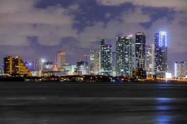 Miami iş bölgesi, şehrin ışıkları ve yansımaları. Miami, Florida, Biscayne Körfezi 'ndeki ABD silueti, şehir gece arkaplanı.