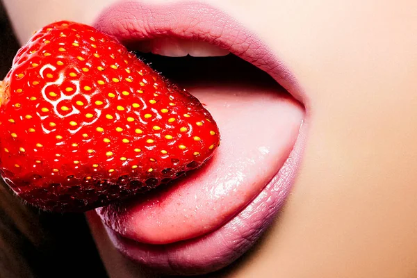 Primeros labios femeninos con fresa. Los labios femeninos . — Foto de Stock