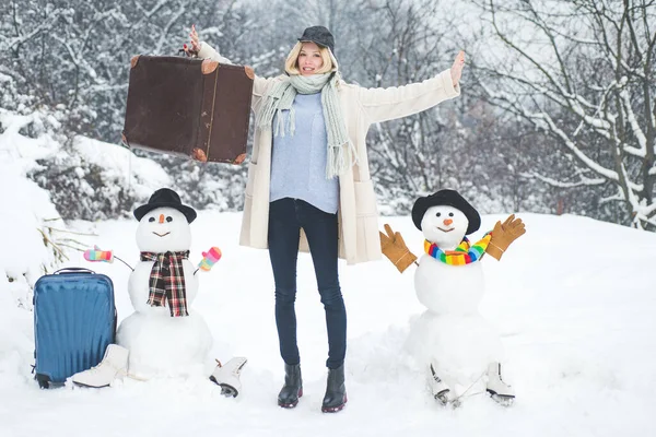 Bavullu kız. Kış Dünya Seyahati. Kış tatili planlıyorum. Kış tatili. — Stok fotoğraf