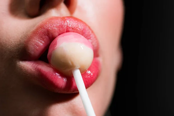 Vrouwelijke lippen. Natuurlijke schoonheid lipverzorging. Sexy vrouwelijke lippen met roze lippenstift. Sensuele vrouwen openen hun mond. Rode lip met glanzende lipgloss. Tong en sexy. — Stockfoto