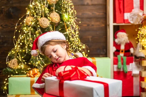 Emoções de presentes. Crianças de Natal - conceito de felicidade. Criança de inverno. Conceito de ano novo. Criança feliz com caixa de presente de Natal. Criança feliz com presente de Natal . — Fotografia de Stock