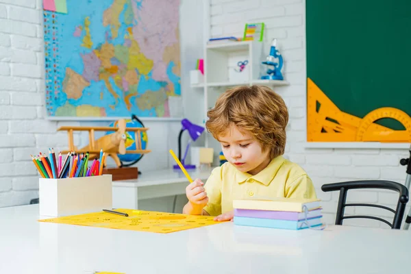 Pierwszy dzień szkoły. Dzieciaki ze szkoły podstawowej. Koncepcja edukacji naukowej dla dzieci. Przestrzeń do kopiowania tablic. Małe dzieci na lekcjach.. — Zdjęcie stockowe