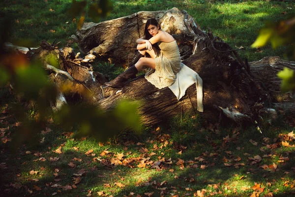 Ragazza modello sensuale con pelle liscia e trucco in un abito corto. Bella giovane donna in un parco. Bella giovane donna nel parco. Stile di gioventù alla moda. — Foto Stock