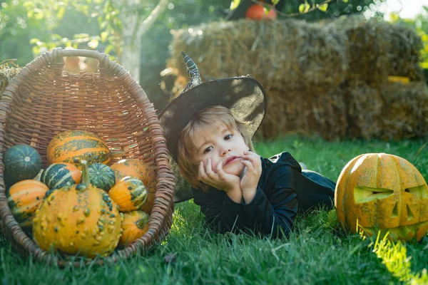 Jongen schattig speels vrolijk kind grappig grimas gezicht. Gelukkige kleine jongen. Halloween kinderen kostuum partij. — Stockfoto