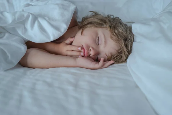 Miúdos a dormir de pijama na cama branca. Cama branca . — Fotografia de Stock