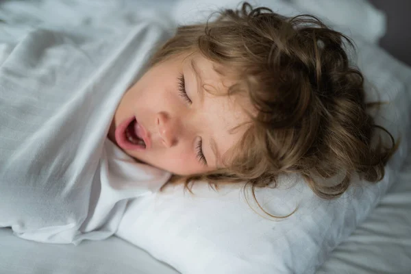 Os miúdos acordam de manhã. Retrato de close-up de criança adormecida . — Fotografia de Stock