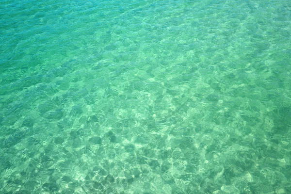 Strand mit Meerblick. Schöner Strand mit blauem Meerwasser. Tropischer Ozean und Strand. — Stockfoto