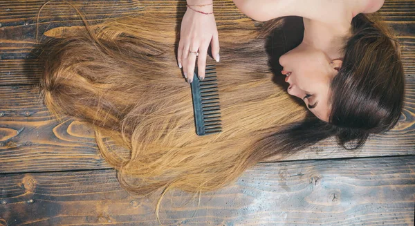 Femme avec de beaux cheveux longs sur fond en bois. Cheveux longs. Coupes de cheveux tendance. Salon de coiffure beauté. Coupe de cheveux mode. — Photo