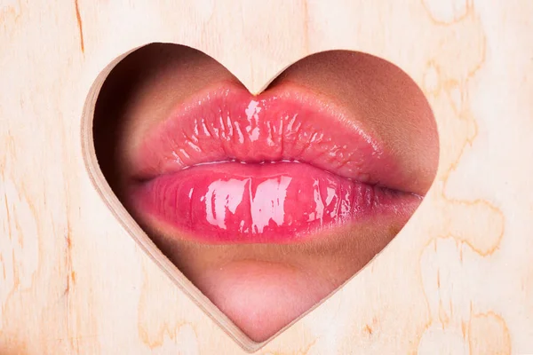 Herzform. Mädchen Natürliche Schönheit Lippen. Rote Lippe mit glänzendem Lipgloss. Nahaufnahme, Makro mit schönen Mündern. Sexy Kuss, sinnlich verführerische Lippen einer jungen Frau. Kosmetik und Schönheitssalon. — Stockfoto