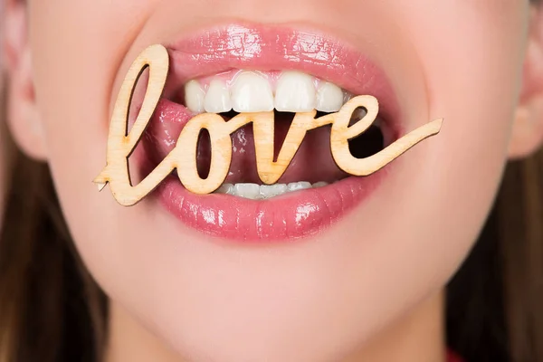 Usta w miłosnym kształcie. Walentynki, seksowne kobiece usta z różową szminką. Zmysłowe kobiety otwierają usta. Język i seksowność. Zamknij się, makro z pięknymi ustami. — Zdjęcie stockowe