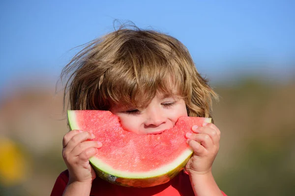 Közelkép portré boldog kis gyermek eszik édes görögdinnye. — Stock Fotó