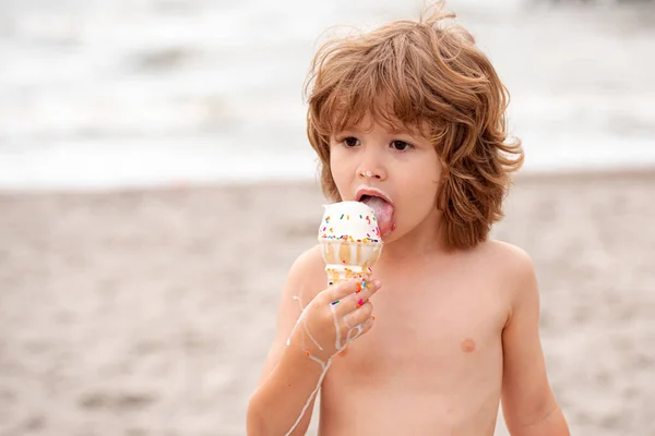 Χαριτωμένο παιδί τρώει παγωτό στην παραλία στις διακοπές. — Φωτογραφία Αρχείου