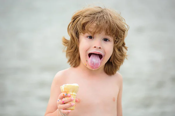 Gelato bambino, eccitato e felice mangiare gelato durante le vacanze estive. Gelato per bambini. Un bambino che mangia gelato. Ragazzo riccio divertente con gelato all'aperto. Gioia e felicità infanzia. — Foto Stock