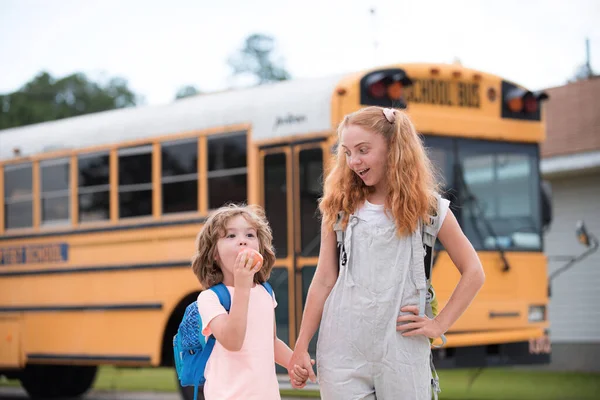 Schulkinder fahren mit dem Bus zur Schule. Heimerziehung. — Stockfoto