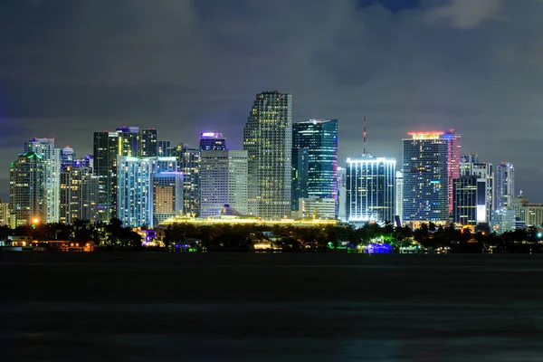 Miami affärsdistrikt, ljus och reflektioner av stadens ljus. Miami, Florida, USA skyline på Biscayne Bay, stad natt bakgrunder. — Stockfoto