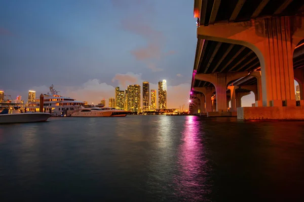 Στο Μαϊάμι. Όμορφη Miami Florida ορίζοντα στο ηλιοβασίλεμα. — Φωτογραφία Αρχείου