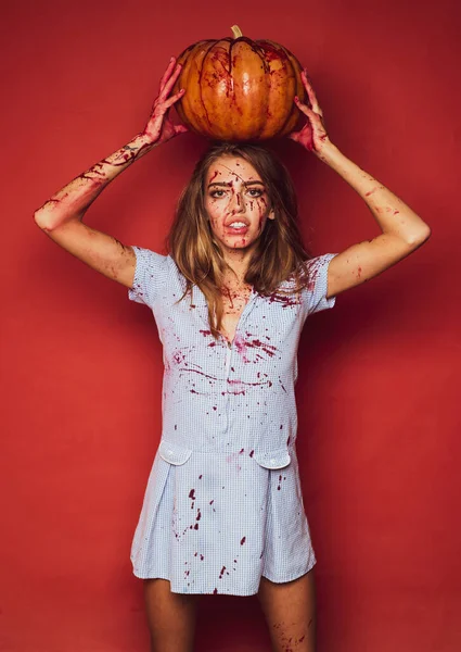 Meisje met pompoen. Een vreselijke Halloween. Vervloekte make-up.. — Stockfoto