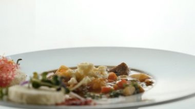 Tabakta servis edilen zarif mutfak yemekleri. Yaratıcı restoran tatlı tarifi konsepti. Yemekleri taşıyın. Lezzetli bir lezzet. Restoran et menüsü.