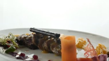 Aperatifler ve lüks restoran yemekleri. Yemeklerle süslenmiş yemek ziyafeti..