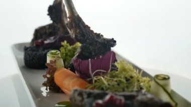 Lezzetli aperatifler, tapas yemekleri. Dilimlenmiş Dana etli Lüks Moleküler Yemek.