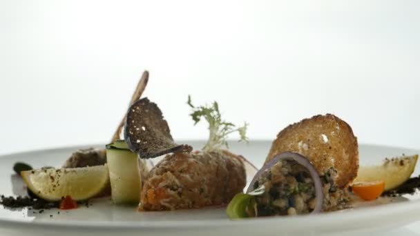 Restaurante platos de menú de carne. Comida elegante plato blanco . — Vídeos de Stock