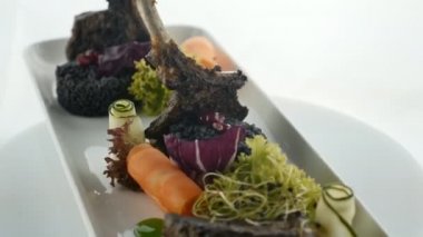 Lezzetli ve sağlıklı restoranlar kapanıyor. Enfes yemek, yaratıcı restoran yemeği konsepti. Seçici odak, döngü 360.