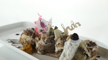 Özel yapım tatlı. Maydanoz yapraklarıyla süslenmiş kızartılmış servis ediliyor..