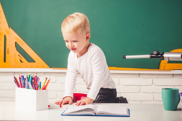 Alumnos aprendiendo letras y números. Los niños se preparan para la escuela. Enseñanza en casa. Educación . — Foto de Stock