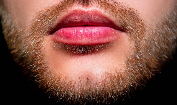 Męskie usta. Przystojny człowiek usta zbliżyć. — Zdjęcie stockowe
