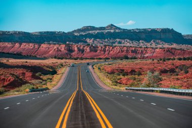 Asfalt yolu. Arizona-Utah, Amerika 'da manzara otoyolu.