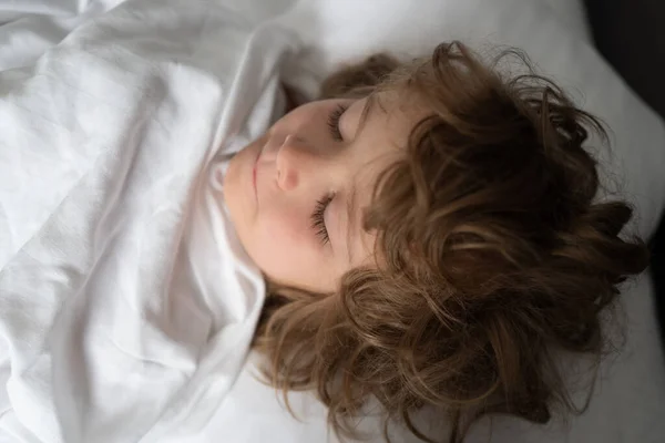 Miúdos adoráveis a dormir na cama. Bom dia. . — Fotografia de Stock