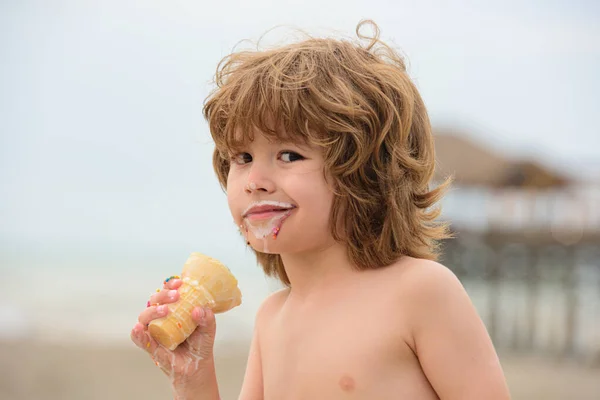 Ragazzo con la faccia sporca che mangia gelato. Gelato per bambini. — Foto Stock