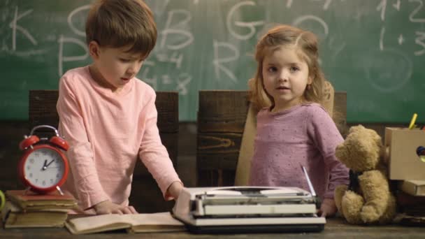 Óvodások gyerekei játszanak az osztályteremben. Gyerekbarátság koncepció. Aranyos gyerekek játszanak. — Stock videók
