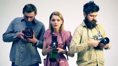 Film kamerası. Grup fotoğrafçıları eski fotoğraf makineleriyle gurur duyarlar. Fotoğrafçılar bir fotoğraf seansı düzenler. Fotoğraf çekimi atölyesi kursu. Retro tonlu.