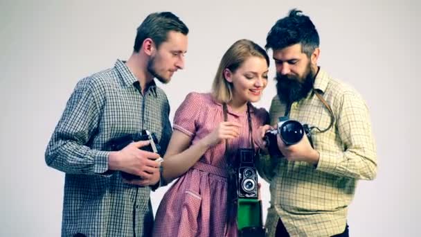 Grupo de cuatro fotógrafos en Photoschool. Los fotógrafos llevan a cabo una sesión de fotos. Proceso de fotografía en cámara de cine. Vintage tonificado. — Vídeos de Stock