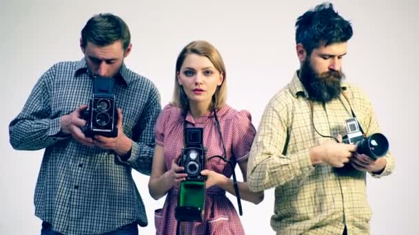 Caméra. Les photographes de groupe sont fiers de leurs vieux appareils photo rétro. Les photographes animent une séance photo. Cours d'atelier de photographie. Rétro tonique. — Video