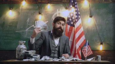 Çok parası olan bir iş adamı. Amerikan parası olan komik bir adam, nakit. Şanslı sakallı adam dolarları tutuyor. Ekonomi kavramı.