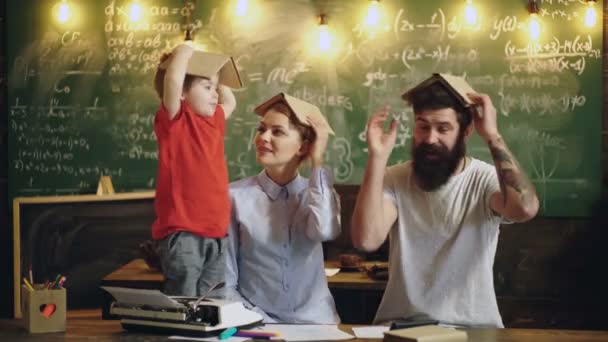 Niño en la escuela en casa. Preescolar con padres. Profesores y alumnos en clase. Lindo niño estudiando con padre y madre. Educación familiar en casa. — Vídeos de Stock