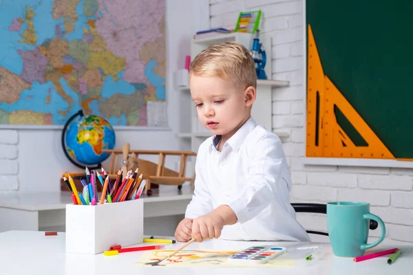 Back to school. Home school for pupil. Kid is learning in class on background of blackboard. First school day. Kids Science education concept. — Stock Photo, Image