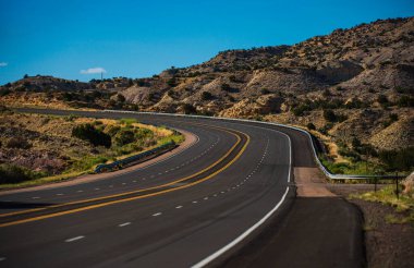 Arizona çölünde bir yolculuk. Güzel bir kır manzarası. Batı Utah kırsal otoyolu sıcak yaz günlerinde. Dağlarda yol.