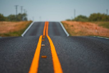 Yan yol. Asfalt dokusu, yol arkaplanı.