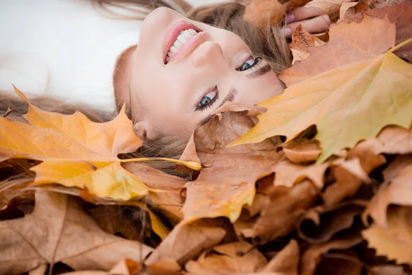 Mulher elegante feliz bonita no parque de outono . — Fotografia de Stock