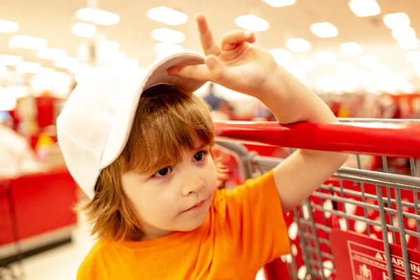 Hälsosam mat för ung familj med barn. Porträtt av roliga små barn hålla shoppingväska full av färska grönsaker. — Stockfoto