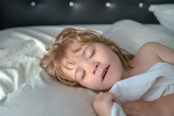 Спать с детьми в постели. Шесть лет, ребенок спит в постели. — стоковое фото