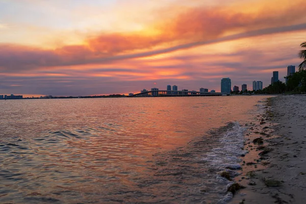 Stadtpanorama von Miami mit urbanen Wolkenkratzern über dem Meer mit Spiegelung. Nacht in Miami. — Stockfoto