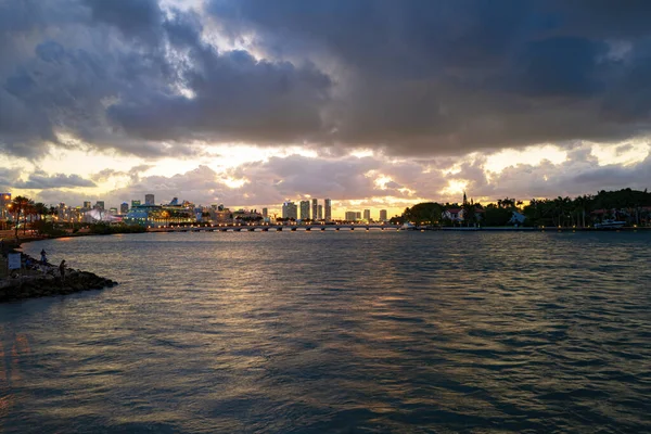 Panoramatický výhled na Miami při západu slunce, noc v centru. Miami. — Stock fotografie